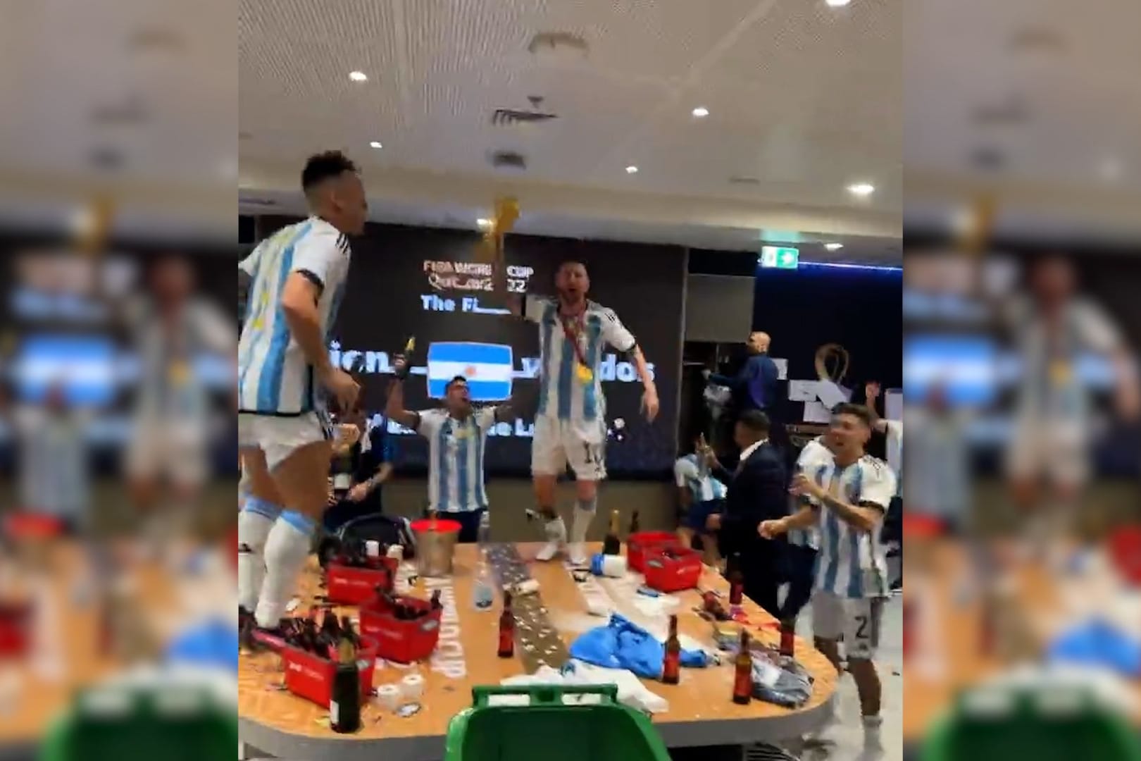 Video zeigt Momente purer Freude: So wild feierte Argentinien den WM-Triumph in der Kabine.