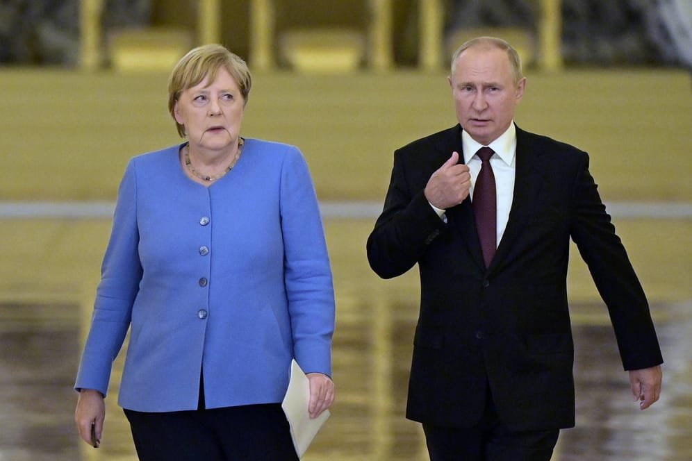 Ex-Bundeskanzlerin Angela Merkel und der russische Präsident Wladimir Putin im Kreml (Archivfoto): Putin moniert auch jüngste Äußerungen der Kanzlerin zu früheren deutsch-russischen Beziehungen.