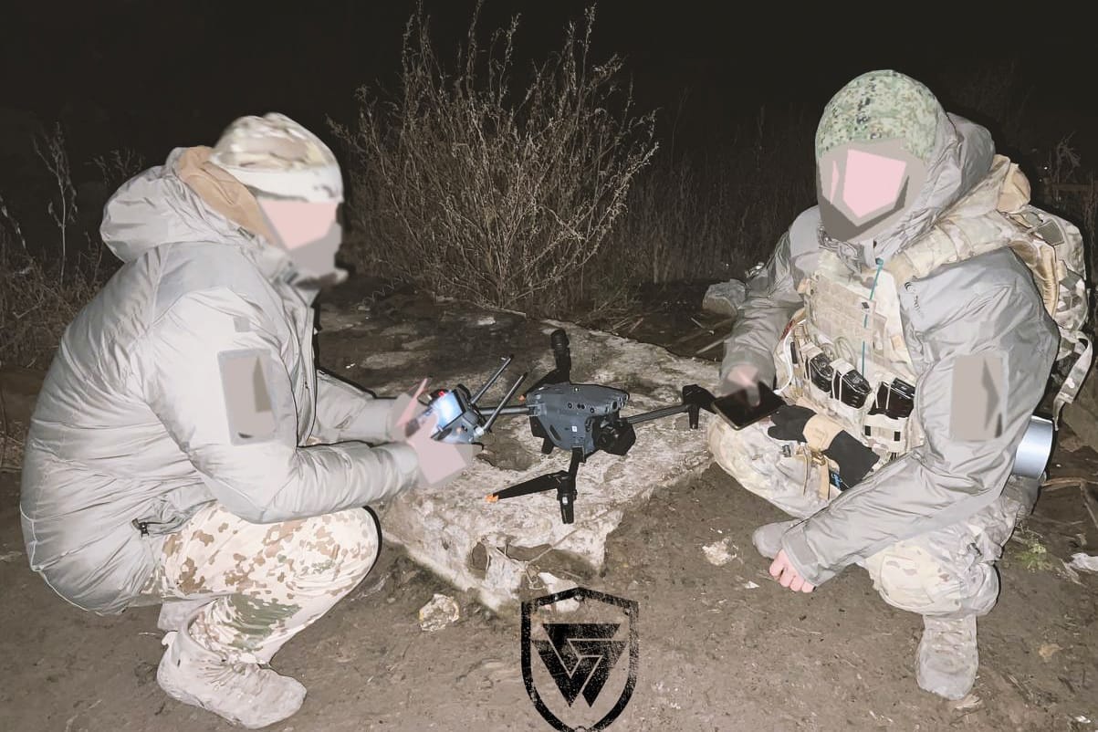 Kämpfer der "Rusich"-Miliz präparieren eine Drohne.