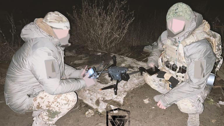 Kämpfer der "Rusich"-Miliz präparieren eine Drohne.