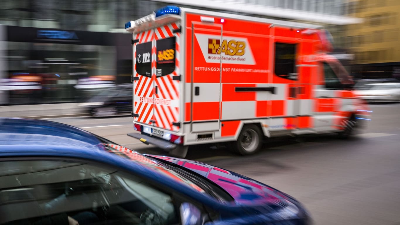 Ein Rettungswagen ist mit Blaulicht im Einsatz (Symbolbild): Zwei Mädchen wurden nach einem Unfall ins Krankenhaus gebracht.