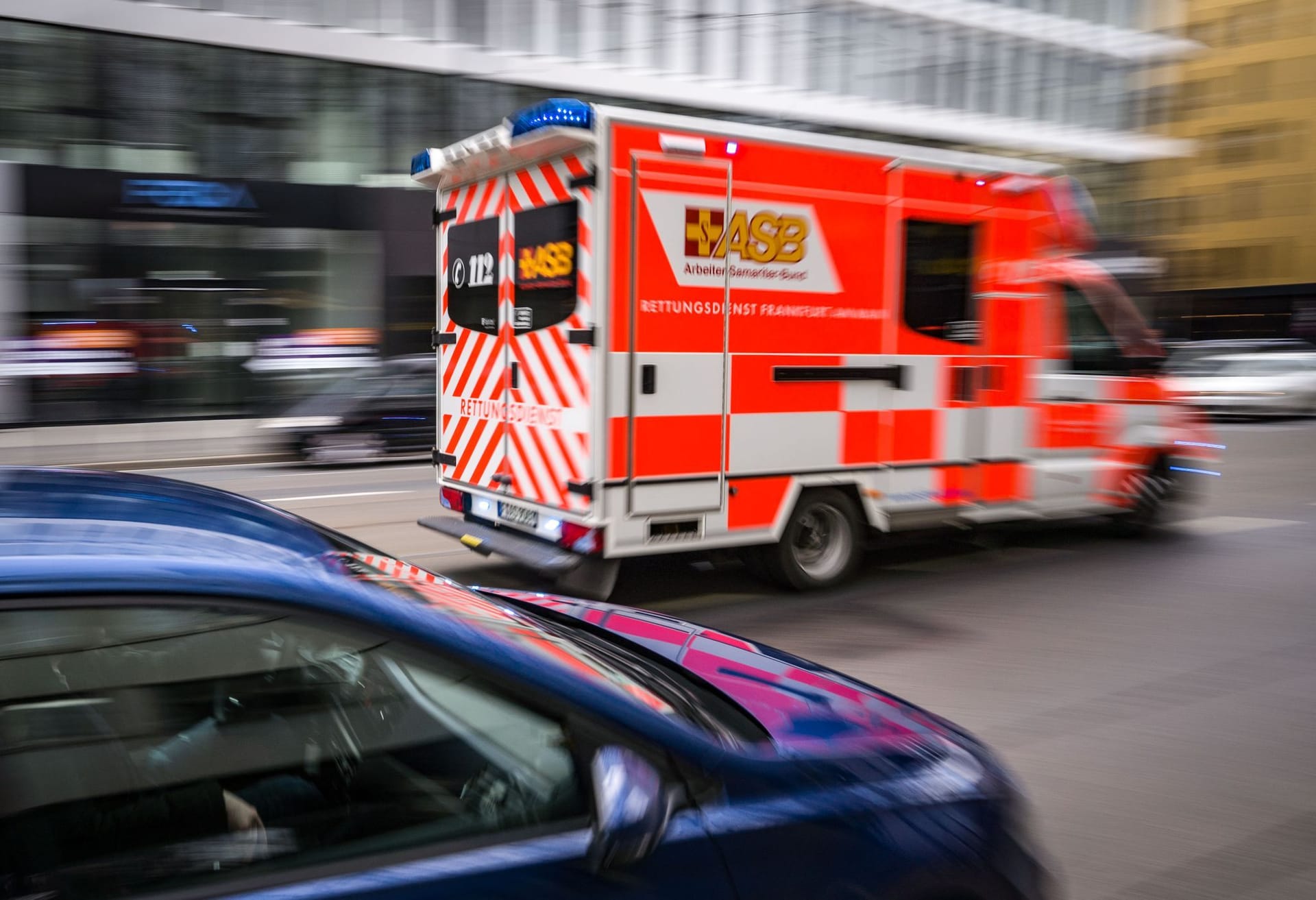 Ein Rettungswagen ist mit Blaulicht im Einsatz (Symbolbild): Zwei Mädchen wurden nach einem Unfall ins Krankenhaus gebracht.
