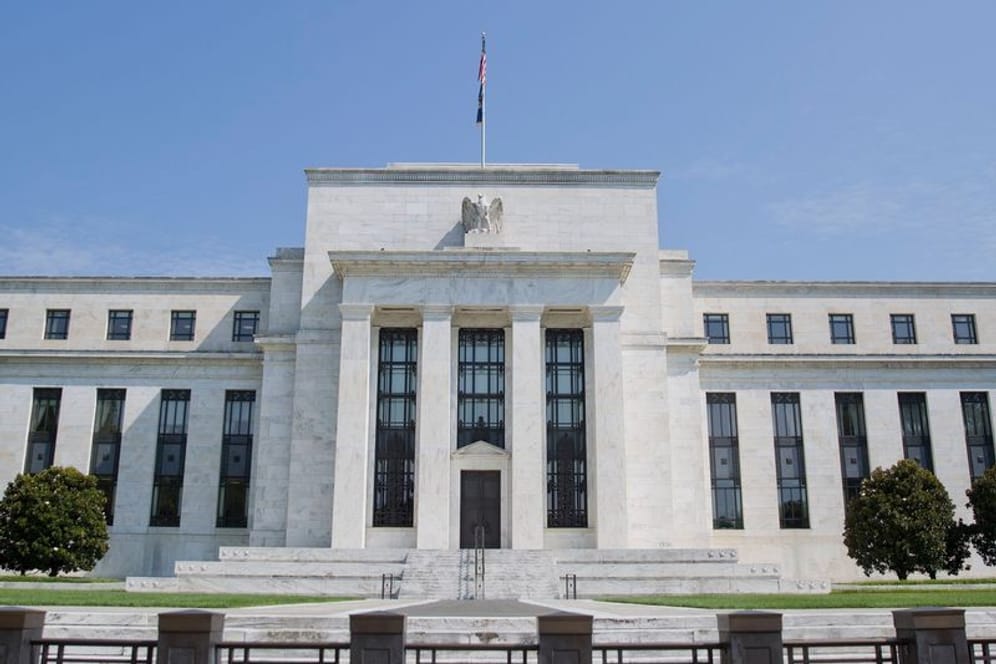 Der Hauptsitz der US-Notenbank Federal Reserve (Fed) in Washington (Archivbild): Die Fed hat den Leitzins weiter angehoben.