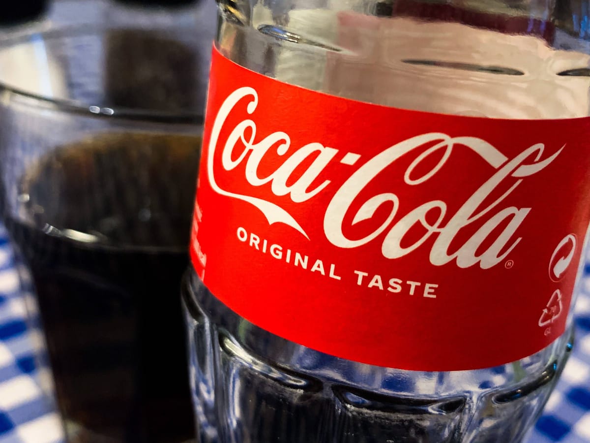 Wie lange hält sich eine geöffnete Cola im Kühlschrank?
