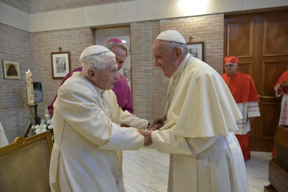 Zwei Päpste: Der emeritierte Papst Benedikt XVI. mit seinem Nachfolger Papst Franziskus im Oktober 2019.