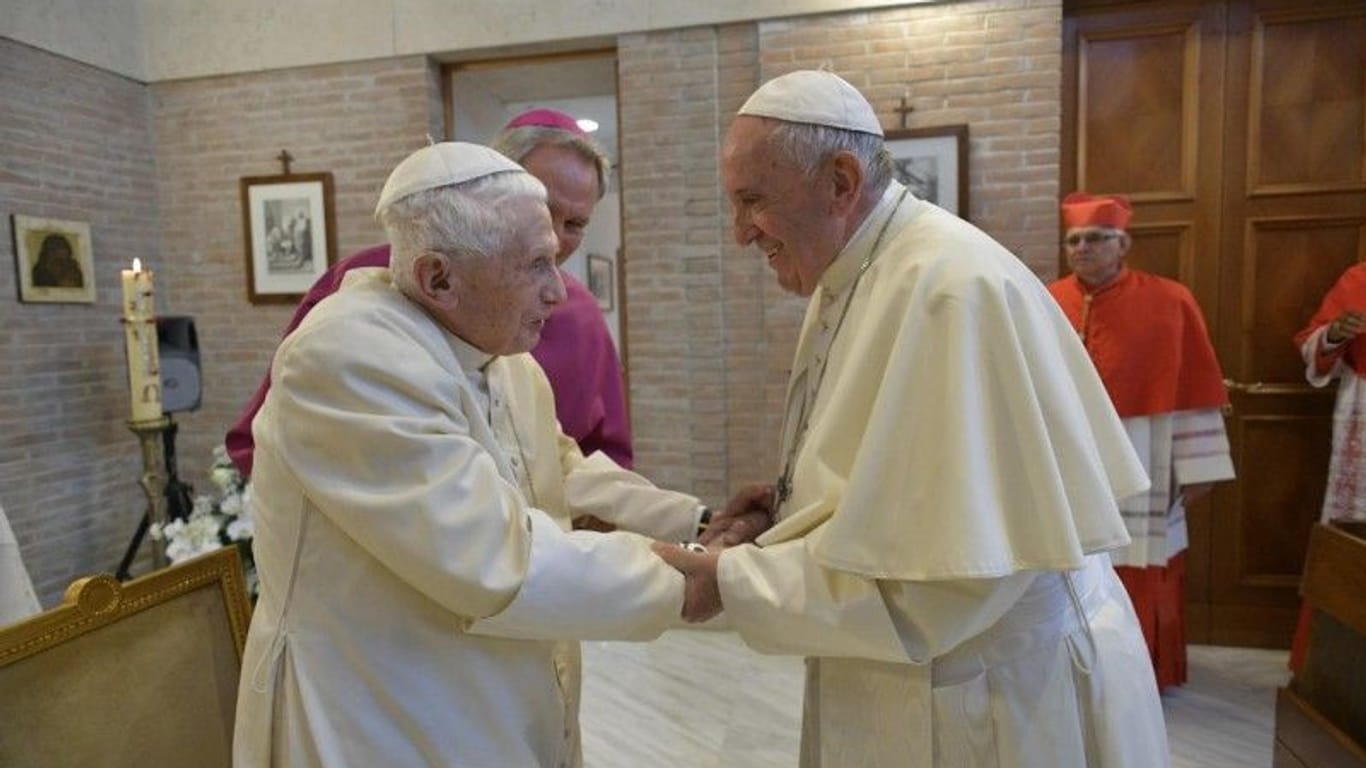 Zwei Päpste: Der emeritierte Papst Benedikt XVI. mit seinem Nachfolger Papst Franziskus im Oktober 2019.