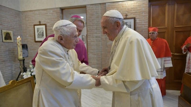 Zwei Päpste: Der emeritierte Papst Benedikt XVI. mit seinem Nachfolger Papst Franziskus im Oktober 2019. Zwei Päpste: Der emeritierte Papst Benedikt XVI. mit seinem Nachfolger Papst Franziskus im Oktober 2019.