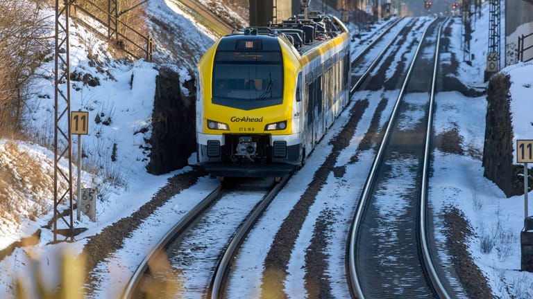 Ein Zug von Go Ahead auf einer verschneiten Bahnstrecke (Symbolbild): Das Unternehmen bedient nun den Verkehr zwischen München und Augsburg.