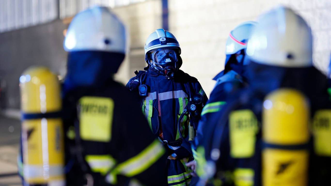 Feuerwehrleute mit angelegten Atemschutzgeräten (Symbolfoto): Die Retter fürchteten, die Schule könne in die Luft fliegen.