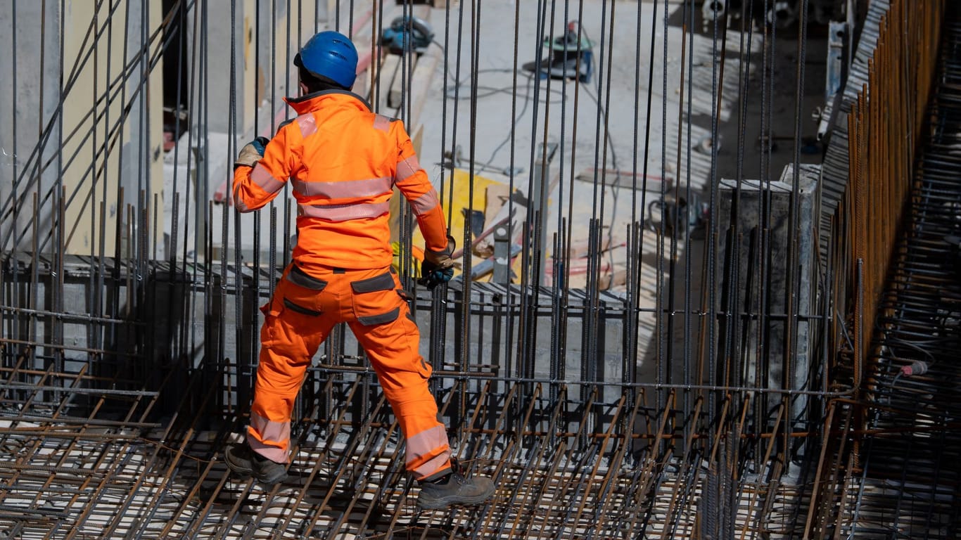 Ein Bauarbeiter verlegt Stahlmatten (Symbolfoto): Die Zahl der Ermittlungsverfahren wegen Schwarzarbeit ist deutlich gestiegen.
