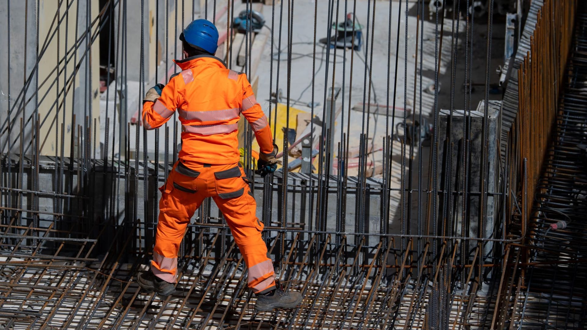 Ein Bauarbeiter verlegt Stahlmatten (Symbolfoto): Die Zahl der Ermittlungsverfahren wegen Schwarzarbeit ist deutlich gestiegen. Ein Bauarbeiter verlegt Stahlmatten (Symbolfoto): Die Zahl der Ermittlungsverfahren wegen Schwarzarbeit ist deutlich gestiegen.