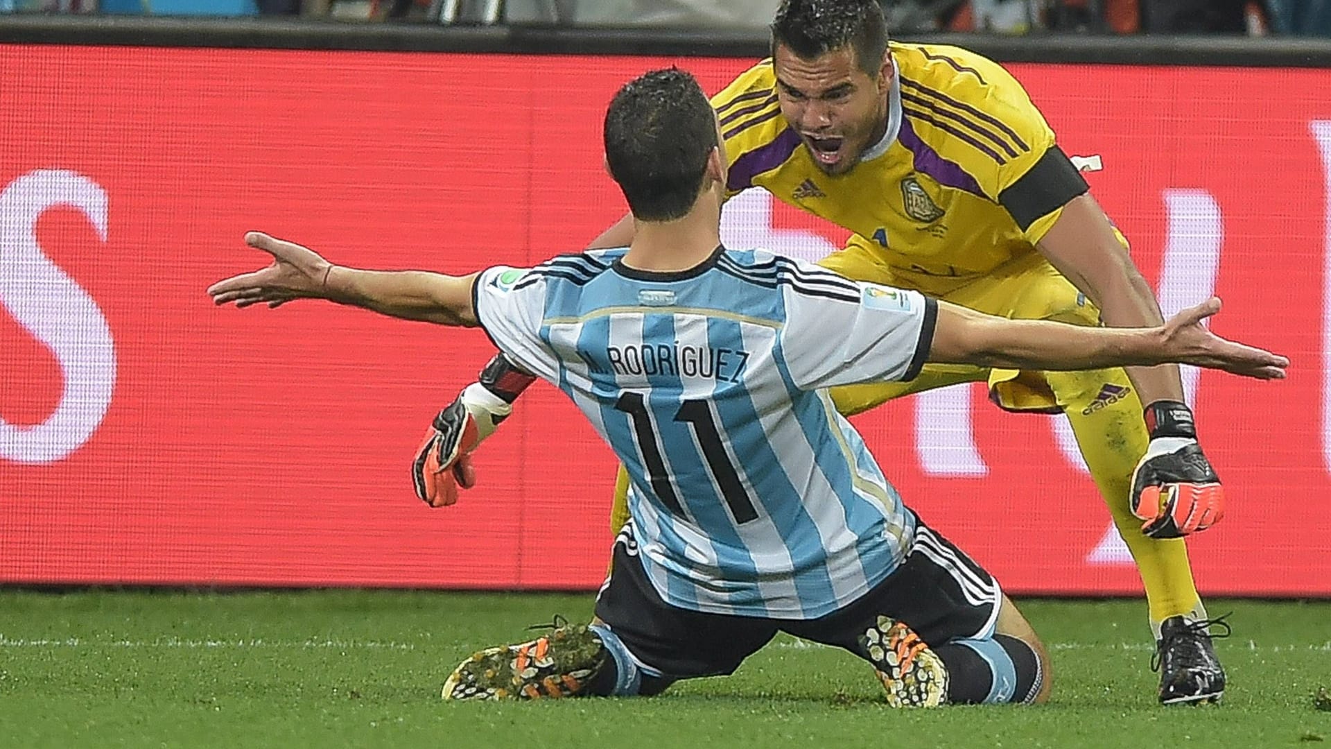 Maxi Rodriguez (l.) verwandelte den entscheidenden Elfmeter.