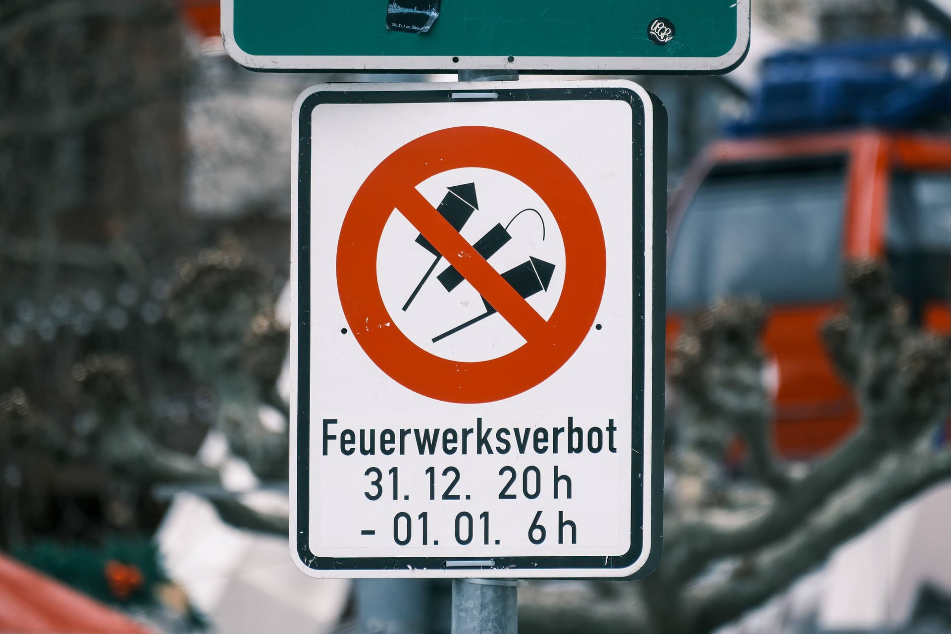 Ein Schild in Düsseldorf verbietet Feuerwerk.