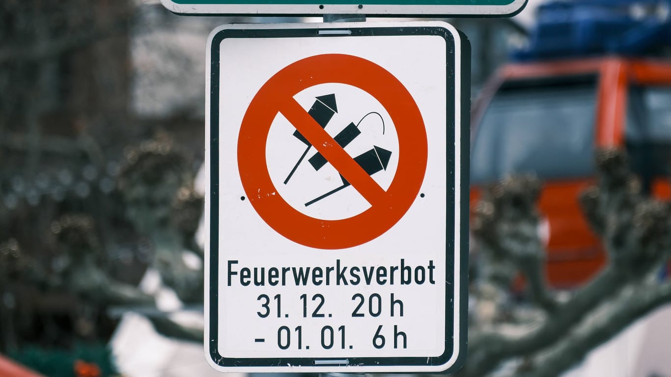 Ein Schild in Düsseldorf verbietet Feuerwerk.