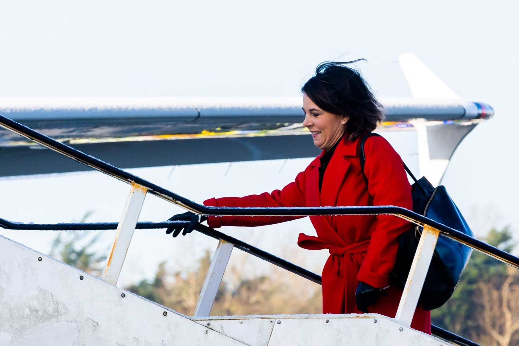 Annalena Baerbock: Die Außenministerin steigt am Flughafen von Dublin nach löanger Verzögerung in den Airbus der Flugbereitschaft der Bundeswehr.