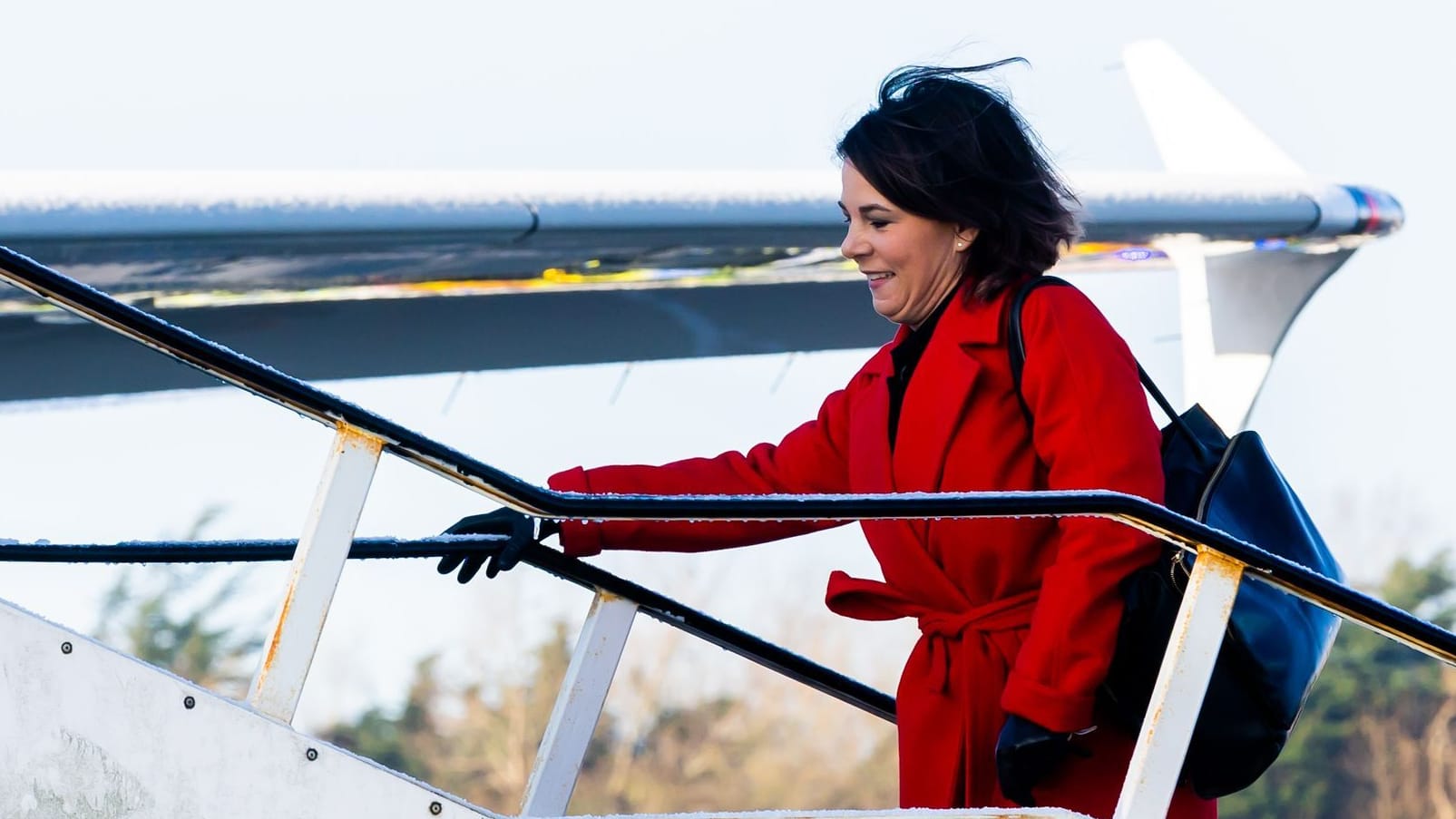 Annalena Baerbock: Die Außenministerin steigt am Flughafen von Dublin nach löanger Verzögerung in den Airbus der Flugbereitschaft der Bundeswehr.