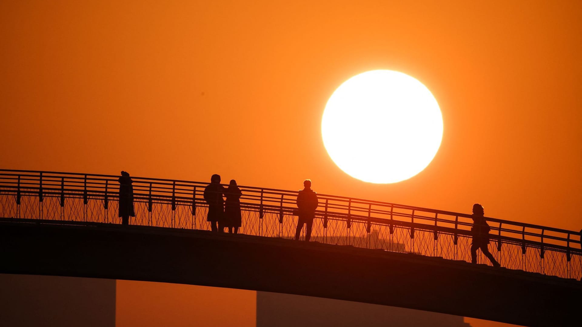 First sunrise of the year at a park in Seoul