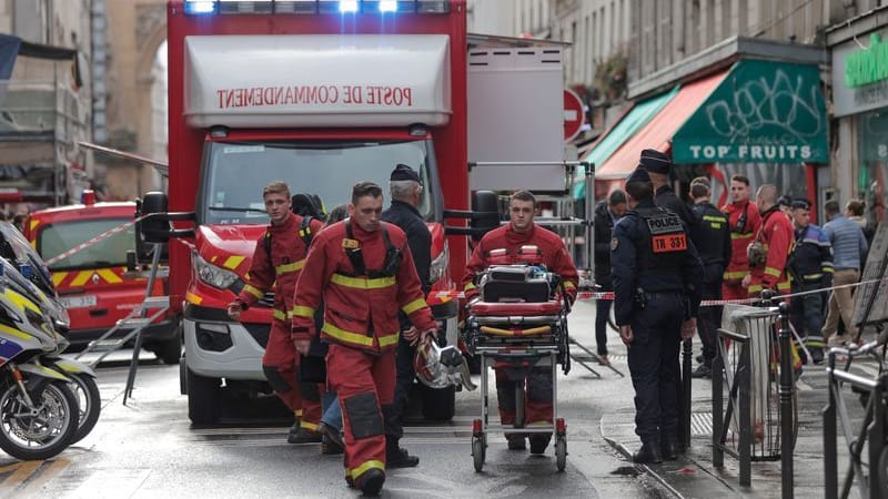 Rettungskräfte transportieren Verletzte ab: In Paris hat ein Mann drei Menschen erschossen.