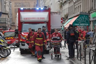 Rettungskräfte transportieren Verletzte ab: In Paris hat ein Mann drei Menschen erschossen.