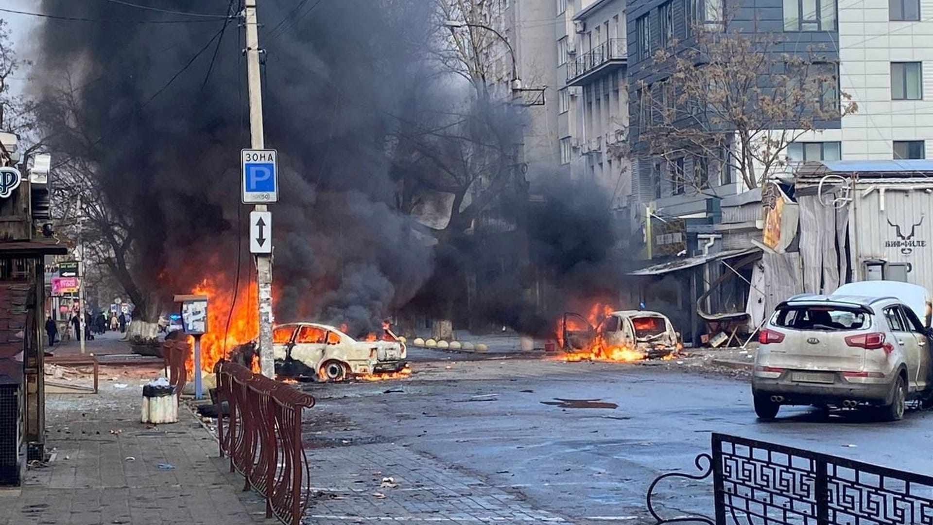 Autos brennen auf einer Straße in Cherson: Russland hat die kürzlich befreite Stadt mit Raketen angegriffen.