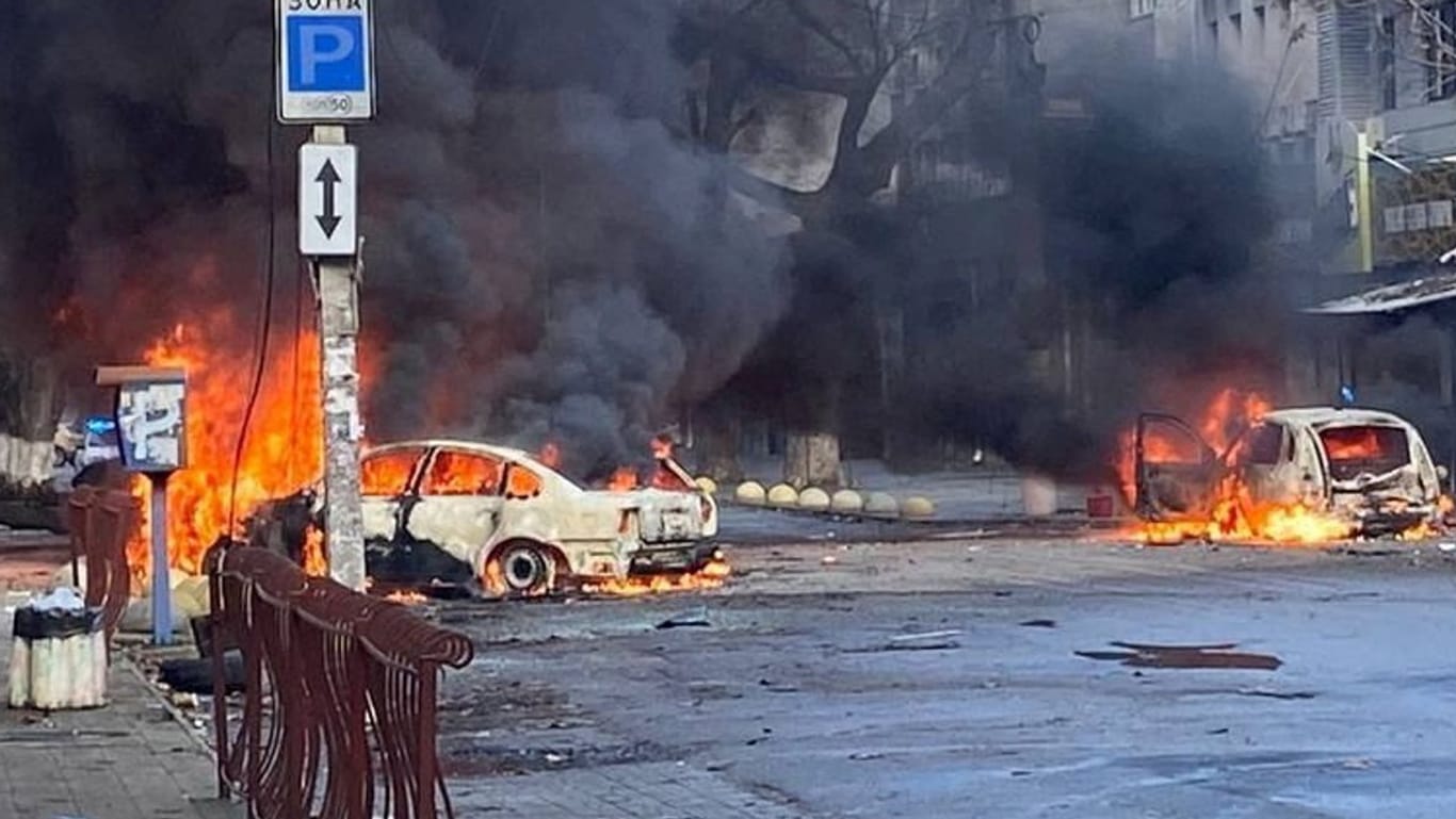 Autos brennen auf einer Straße in Cherson: Russland hat die kürzlich befreite Stadt mit Raketen angegriffen.
