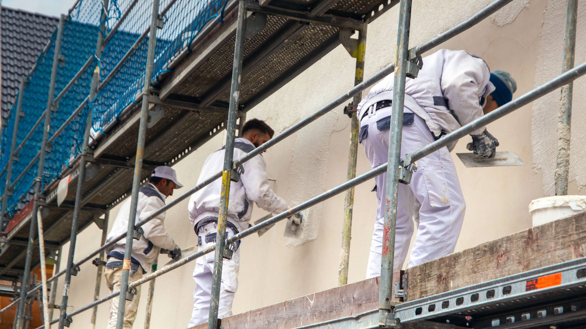 Maler beim Verputzen der Außenfassade: Jedes zweite Unternehmen ist durch den Fachkräftemangel gehemmt. Maler beim Verputzen der Außenfassade: Jedes zweite Unternehmen ist durch den Fachkräftemangel gehemmt.