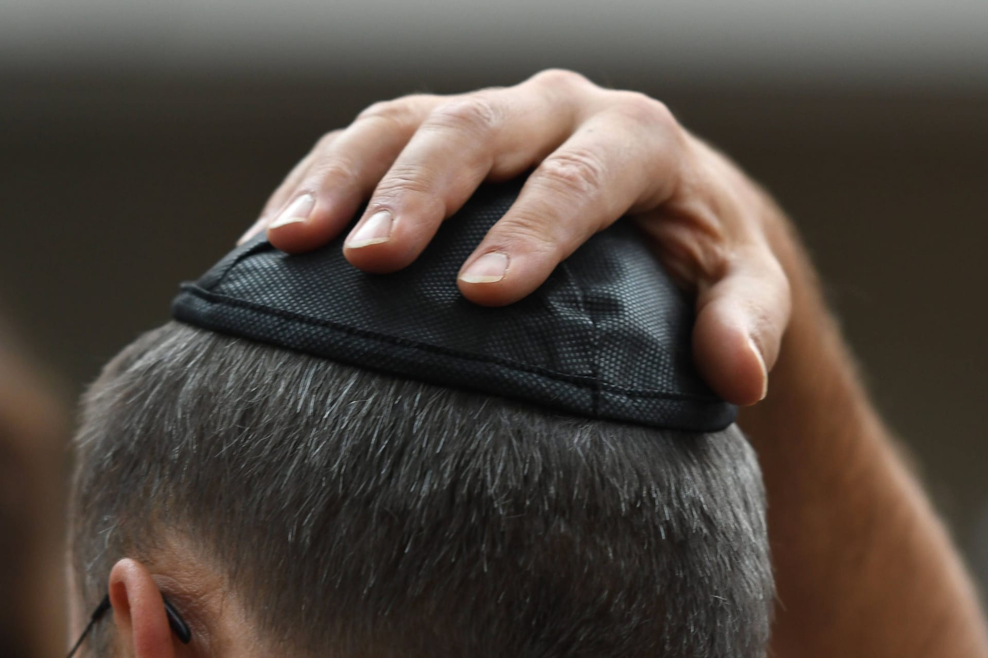 Ein Mann trägt eine Kippa (Archivbild): In Berlin ist es zu einem antisemitischen Vorfall gekommen.