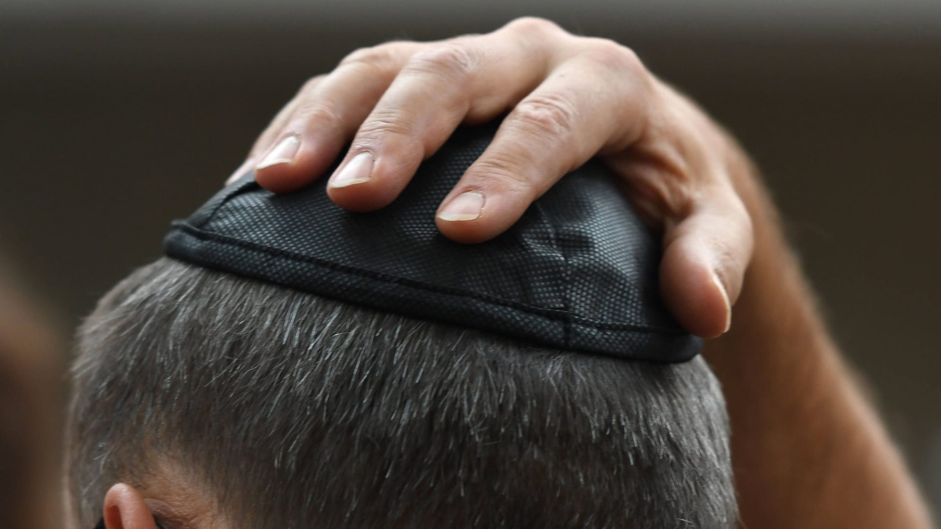 Ein Mann trägt eine Kippa (Archivbild): In Berlin ist es zu einem antisemitischen Vorfall gekommen.