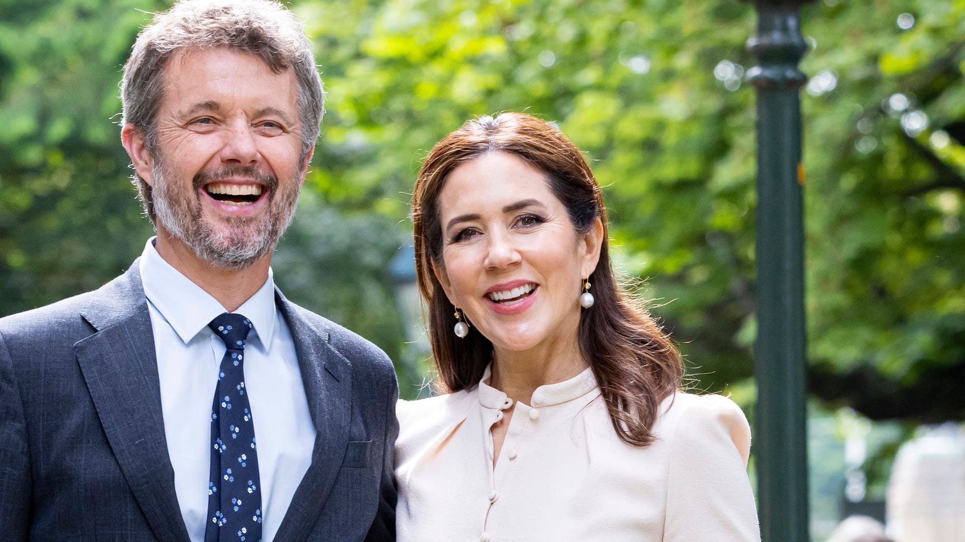 Königspaar von Dänemark ziehen bei Staatsbesuch die Blicke auf sich