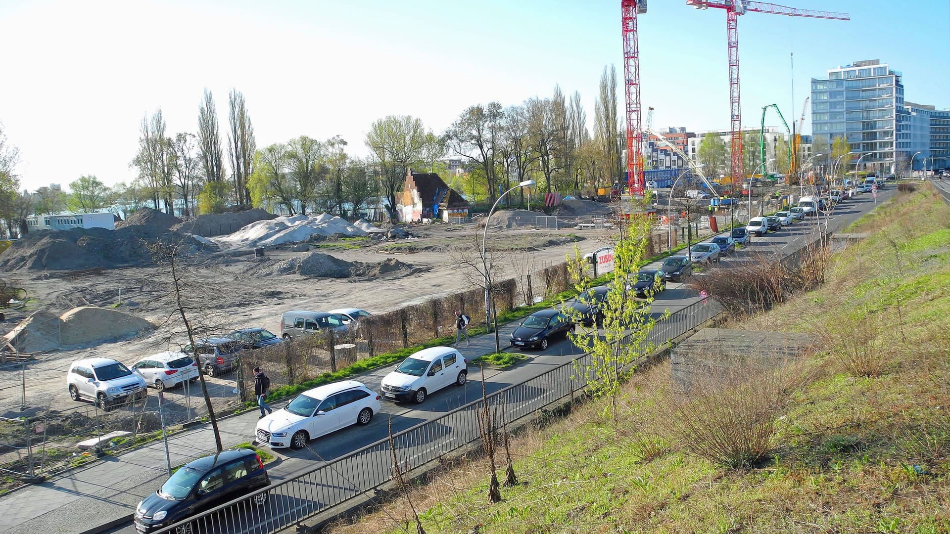 Kräne auf der Baustelle an der Rummelsburger Bucht: Hier soll das "Coral World"-Projekt entstehen.