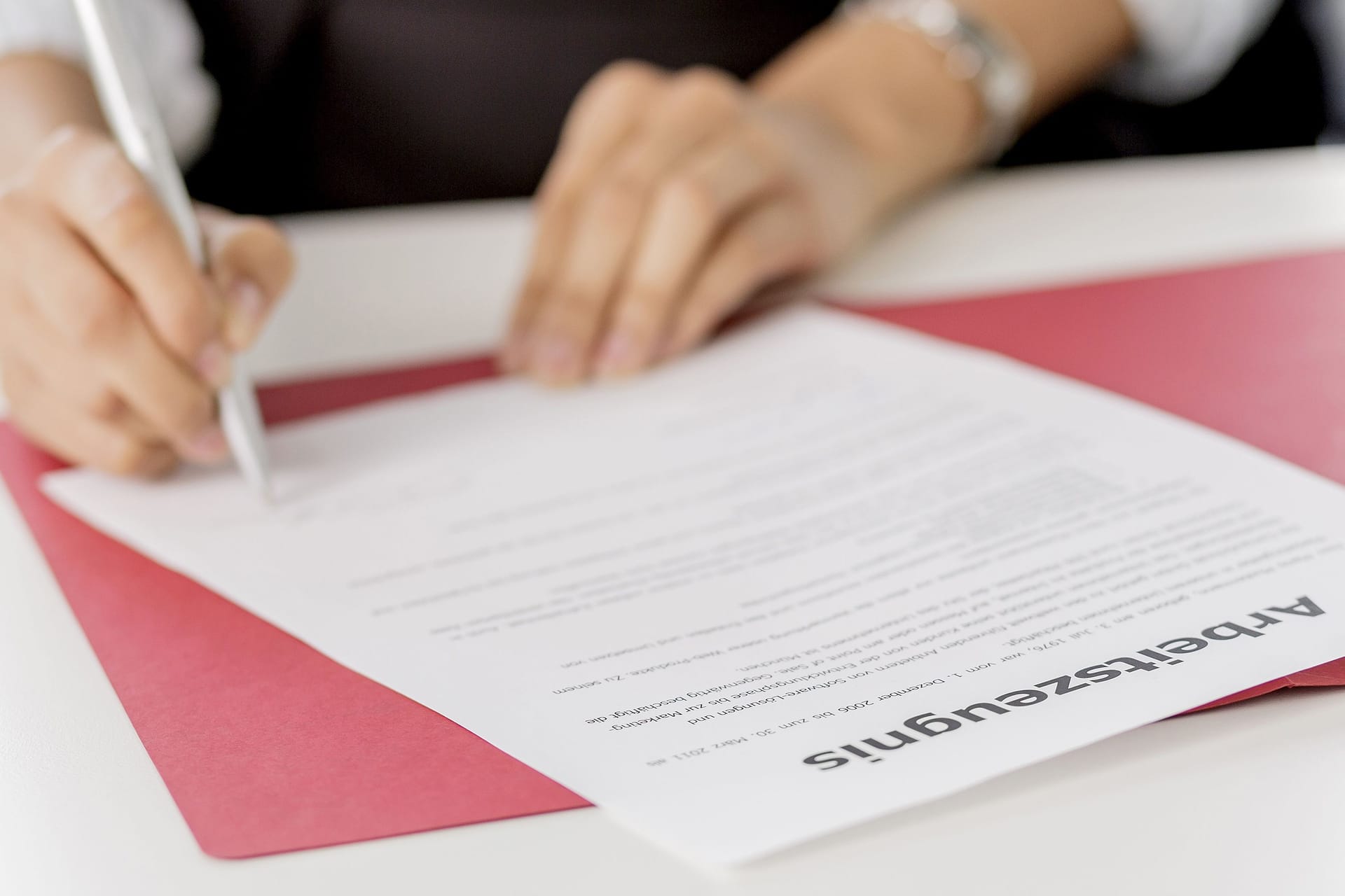 Das Arbeitszeugnis muss wohlwollend formuliert sein: Auf ein «gutes» Zeugnis haben Beschäftigte aber dennoch keinen Anspruch.