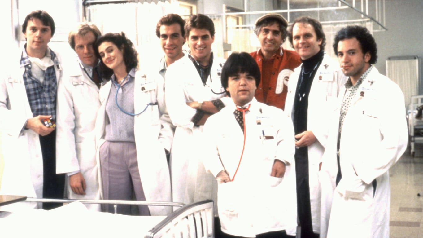 Der Cast des Films "Young Doctors in Love" von 1982.