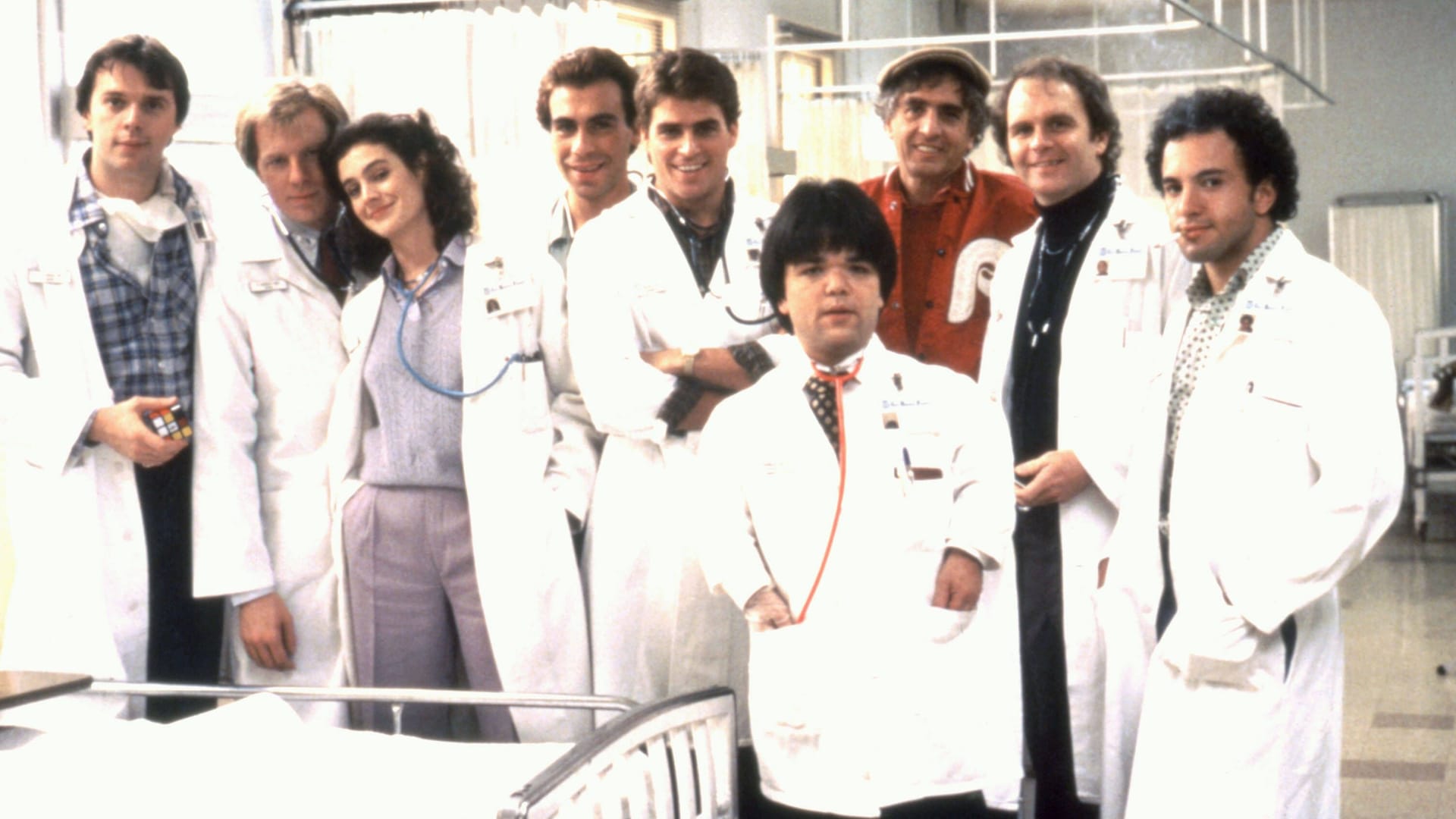 Der Cast des Films "Young Doctors in Love" von 1982.