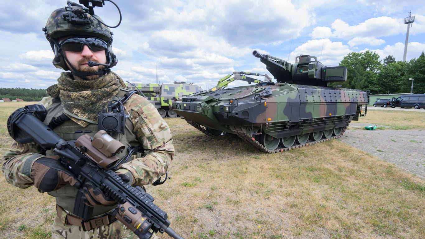 Ein Soldat steht neben einem Puma (Symbolbild): Der Bundeswehr fehlt es an funktionierenden Puma-Schützenpanzern.