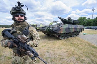 Ein Soldat steht neben einem Puma (Symbolbild): Der Bundeswehr fehlt es an funktionierenden Puma-Schützenpanzern.