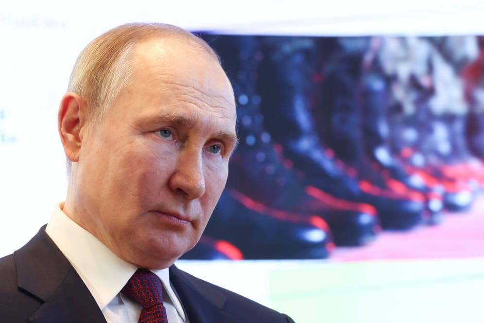 Russlands Präsident Wladimir Putin bei einem Besuch in einem Jugendzentrum in Moskau: Zuletzt stolperte er über ein Gesetz, dass er im Frühjahr selbst erlassen hatte.