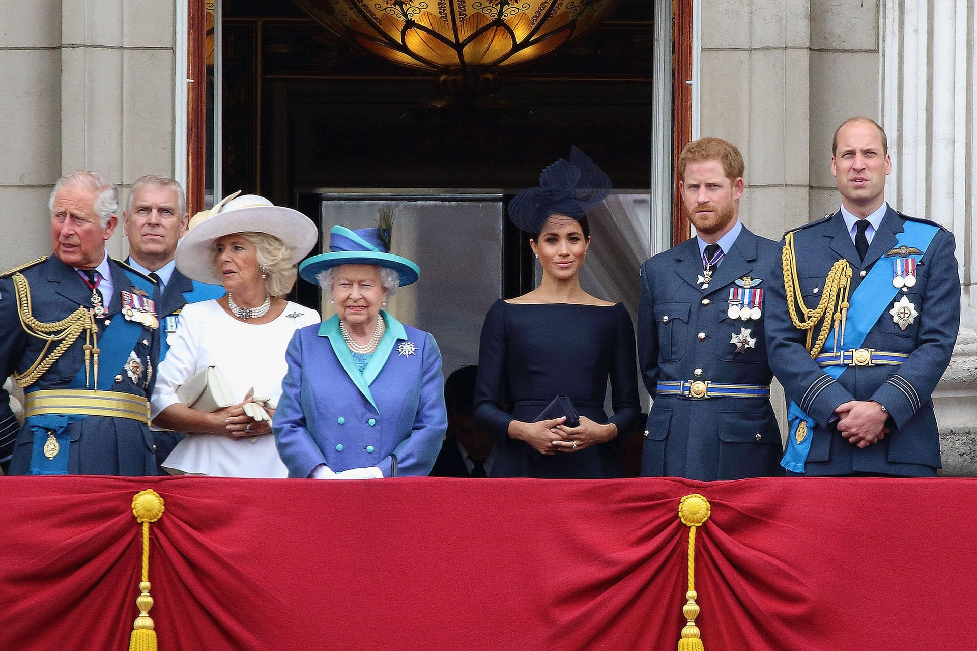 Die Royal Family: König Charles III., Prinz Andrew, Königsgemahlin Camilla, Königin Elizabeth II., Herzogin Meghan, Prinz Harry und Prinz William