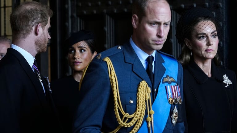 Prinz Harry, Herzogin Meghan, Prinz William und Herzogin Kate: In den neuen Folgen der Netflix-Doku der Sussexes geht es um die Royal Family.