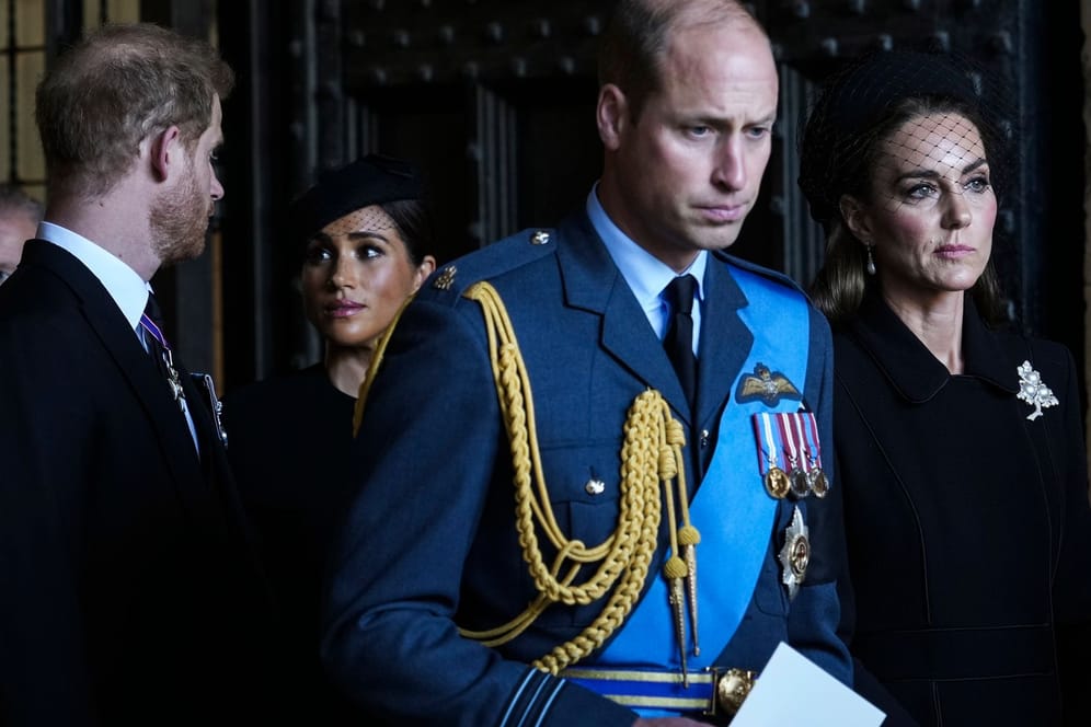 Prinz Harry, Herzogin Meghan, Prinz William und Herzogin Kate: In den neuen Folgen der Netflix-Doku der Sussexes geht es um die Royal Family.