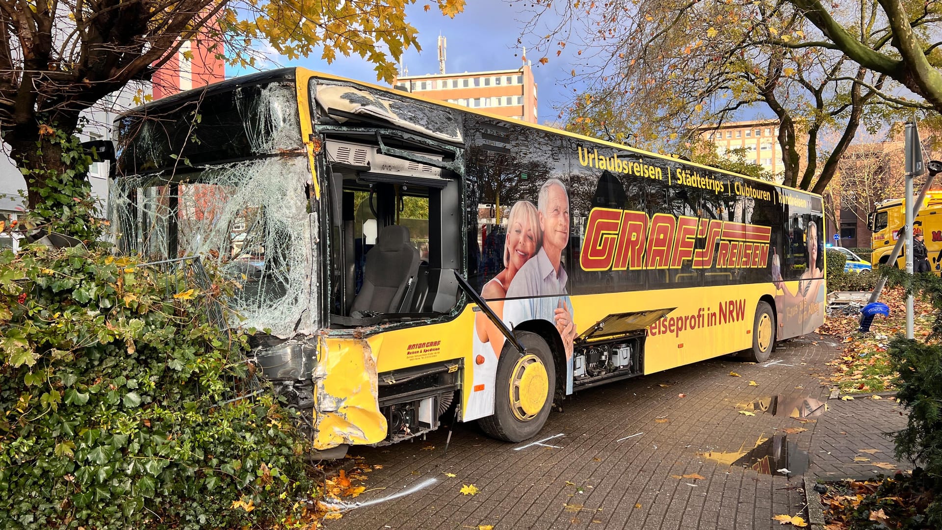 Der verunfallte Bus vor einem Zaun: Der Fahrer verletzte sich schwer. Der verunfallte Bus vor einem Zaun: Der Fahrer verletzte sich schwer.