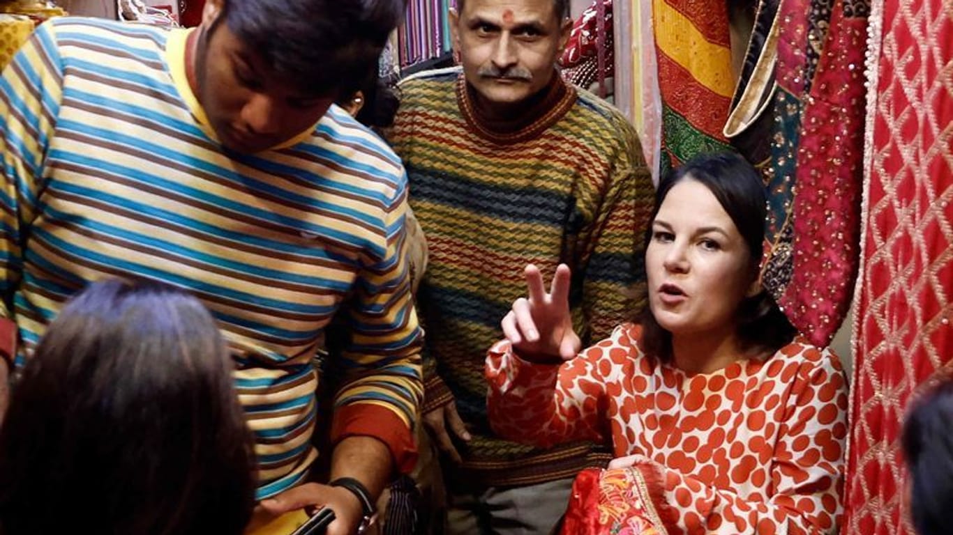 Annalena Baerbock besucht das Textilgeschäft Rubia Point in Chadni Chowk, der Altstadt von Neu Delhi.