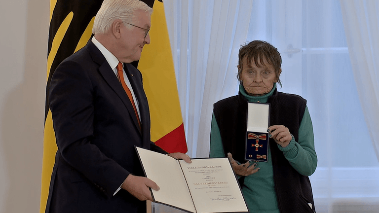 Ehrung für eine ehemalige Obdachlose aus Hannover (Screenshot): Bundespräsident Frank-Walter Steinmeier zeichnet Dokumentarfotografin Karin Powser aus.