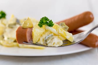 Kartoffelsalat mit Würstchen ist eine klassische Speise zu Heiligabend.