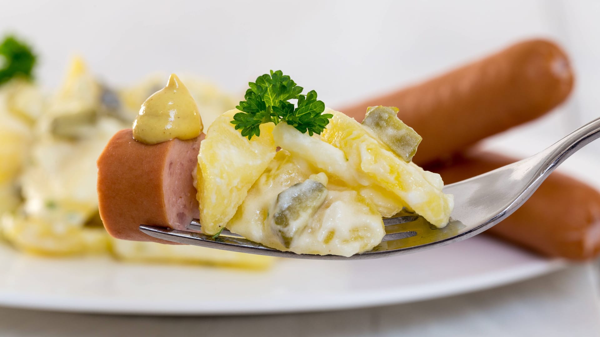 Kartoffelsalat mit Würstchen ist eine klassische Speise zu Heiligabend.