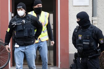 "Reichsbürger"-Alarm: SEK-Beamte bei einer Razzia in Frankfurt.
