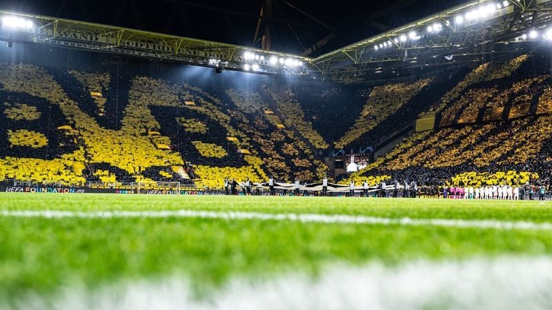 Blick auf die Tribüne im Stadion (Archivbild): Am Sonntag singen Fans Weihnachtslieder.