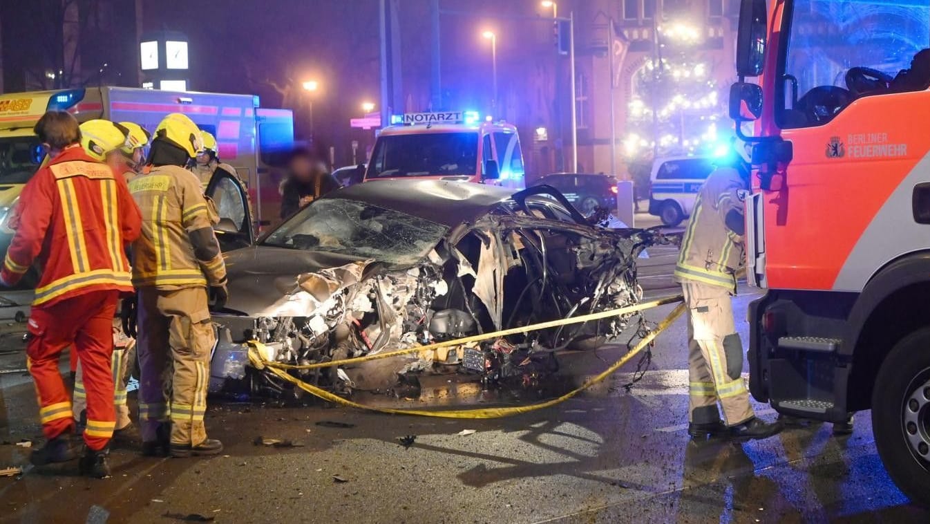 Das Wrack: Aus diesem verunfallten Pkw musste die Feuerwehr eine Person befreien.