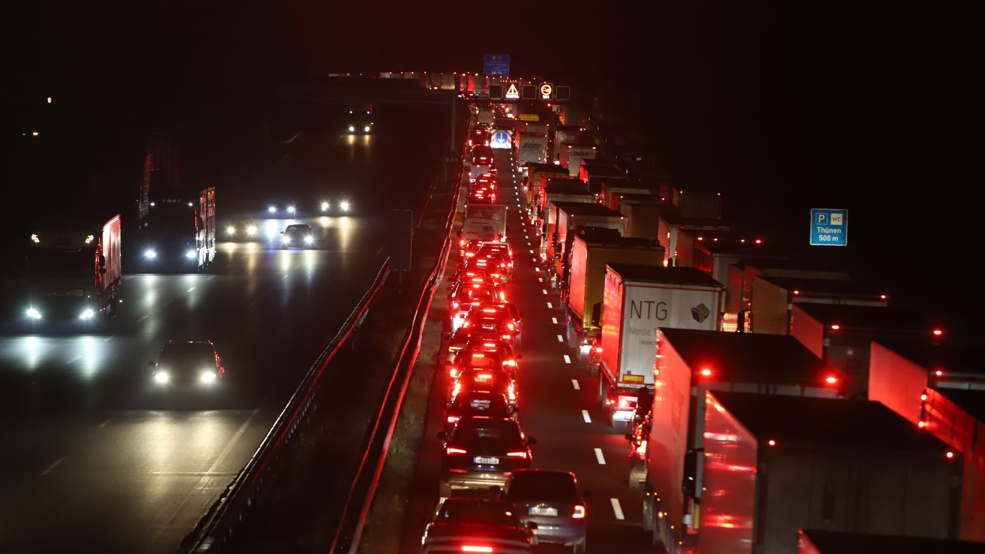 Stau auf der A1: Nach einem Unfall ging nichts mehr.