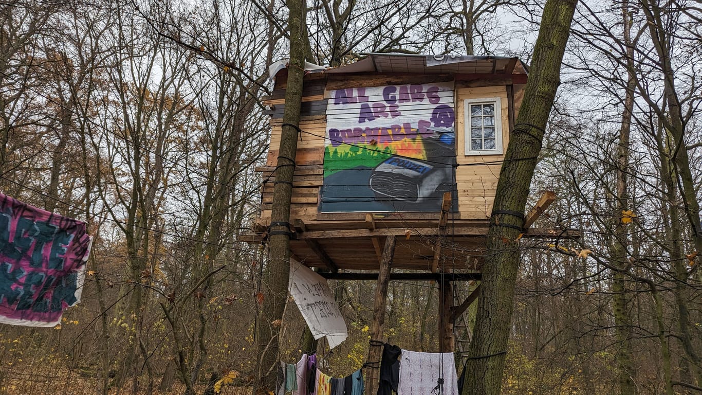 Ein Baumhaus der Gruppe in Frankfurt: Die Polizei ist bei ihnen nicht beliebt