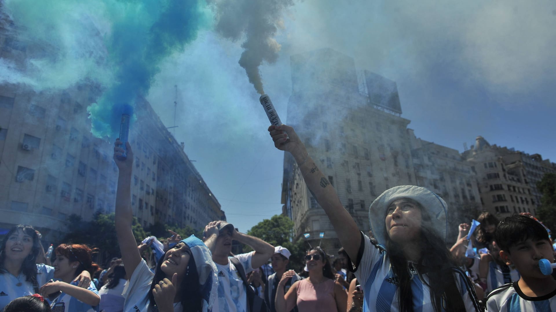 Fußballfans in Buenos Aires: Fast unbeschreiblich sind die Emotionen, die das Finale bei den Menschenmassen auslöste.